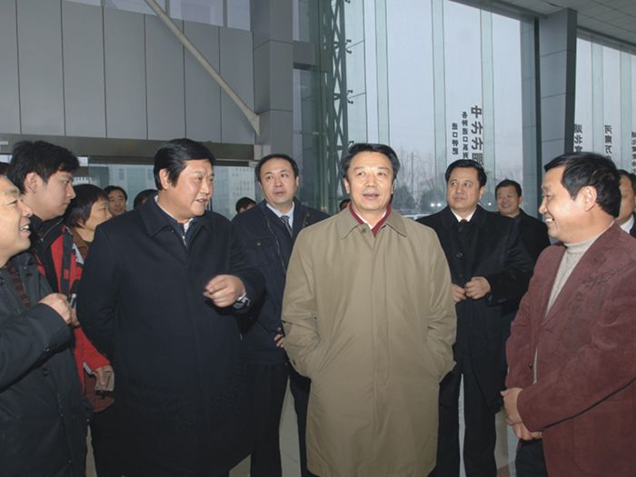 时任中华全国供销合作总社党组书记王君（前排右二）到草莓在线免费观看集团调研