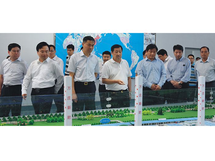 安阳市委书记李公乐（左三）上任伊始即赴草莓在线免费观看调研